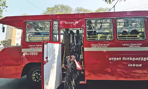 Chennai: रेड लाइन पर उला का सामना करते हुए लोग मुस्कुरा रहे हैं