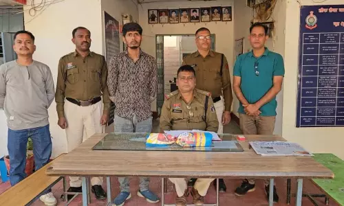 स्कूल से सटे मकान में पुलिस की रेड, 12 लाख का नशीली कैप्सूल जब्त