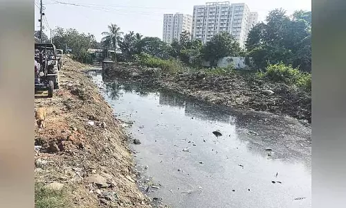 नहर में बिना ट्रीटमेंट के सीवेज का बहाव Villivakkam के निवासियों को परेशान करता है नहर में बिना ट्रीटमेंट के सीवेज का बहाव Villivakkam के निवासियों को परेशान करता है