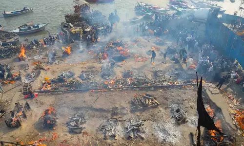 AI तस्वीरों और भ्रामक दावों पर कार्रवाई: मणिकर्णिका घाट मामले में आठ FIR