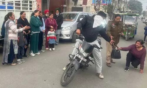 Malerkotla police ने महिलाओं को स्नैचिंग की कोशिशों को नाकाम करने की ट्रेनिंग दी Malerkotla police ने महिलाओं को स्नैचिंग की कोशिशों को नाकाम करने की ट्रेनिंग दी