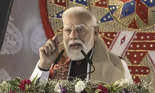 कांग्रेस ने अपने राज में वोट के लिए असम की ज़मीन घुसपैठियों को सौंप दी: PM Modi कांग्रेस ने अपने राज में वोट के लिए असम की ज़मीन घुसपैठियों को सौंप दी: PM Modi