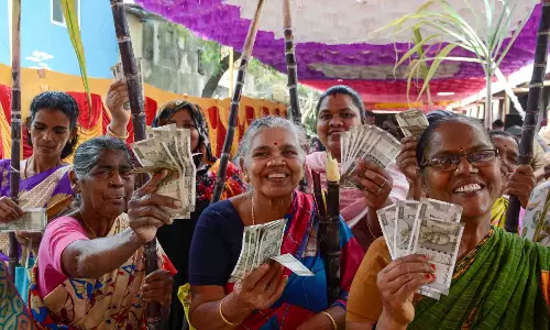 Tamil Nadu के 97 प्रतिशत राशन कार्ड धारकों को पोंगल के तोहफे मिले