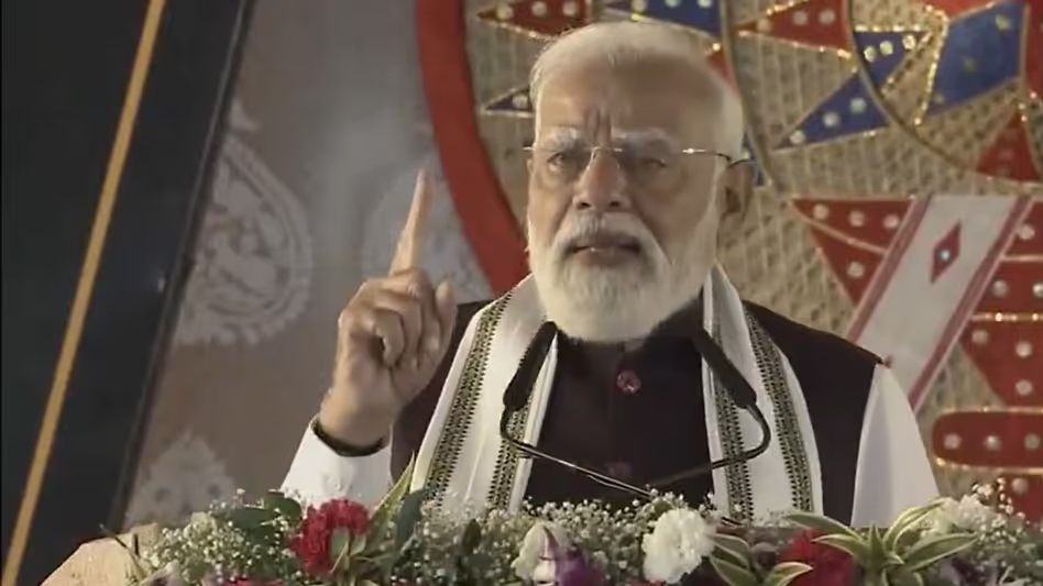 कांग्रेस के राज में वोट के लिए असम की ज़मीन घुसपैठियों को दे दी गई PM मोदी कांग्रेस के राज में वोट के लिए असम की ज़मीन घुसपैठियों को दे दी गई PM मोदी