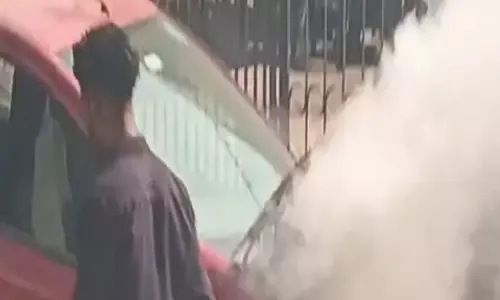ऑटो गैरेज के सामने बड़ी घटना, कार आग की चपेट में आया शॉर्ट सर्किट से