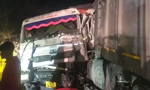 हाईवा के केबिन में ही पिस गया चालक, ट्रेलर वाहन ने ठोकर मार दी