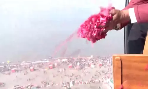 मौनी अमावस्या पर Sangam पर श्रद्धालुओं पर फूलों की पंखुड़ियाँ बरसाई गईं