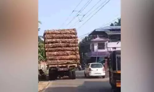 Kerala ; लकड़ी के ट्रकों ने सड़क जाम कर दी,अधिकारी चुप रहे Kerala ; लकड़ी के ट्रकों ने सड़क जाम कर दी,अधिकारी चुप रहे