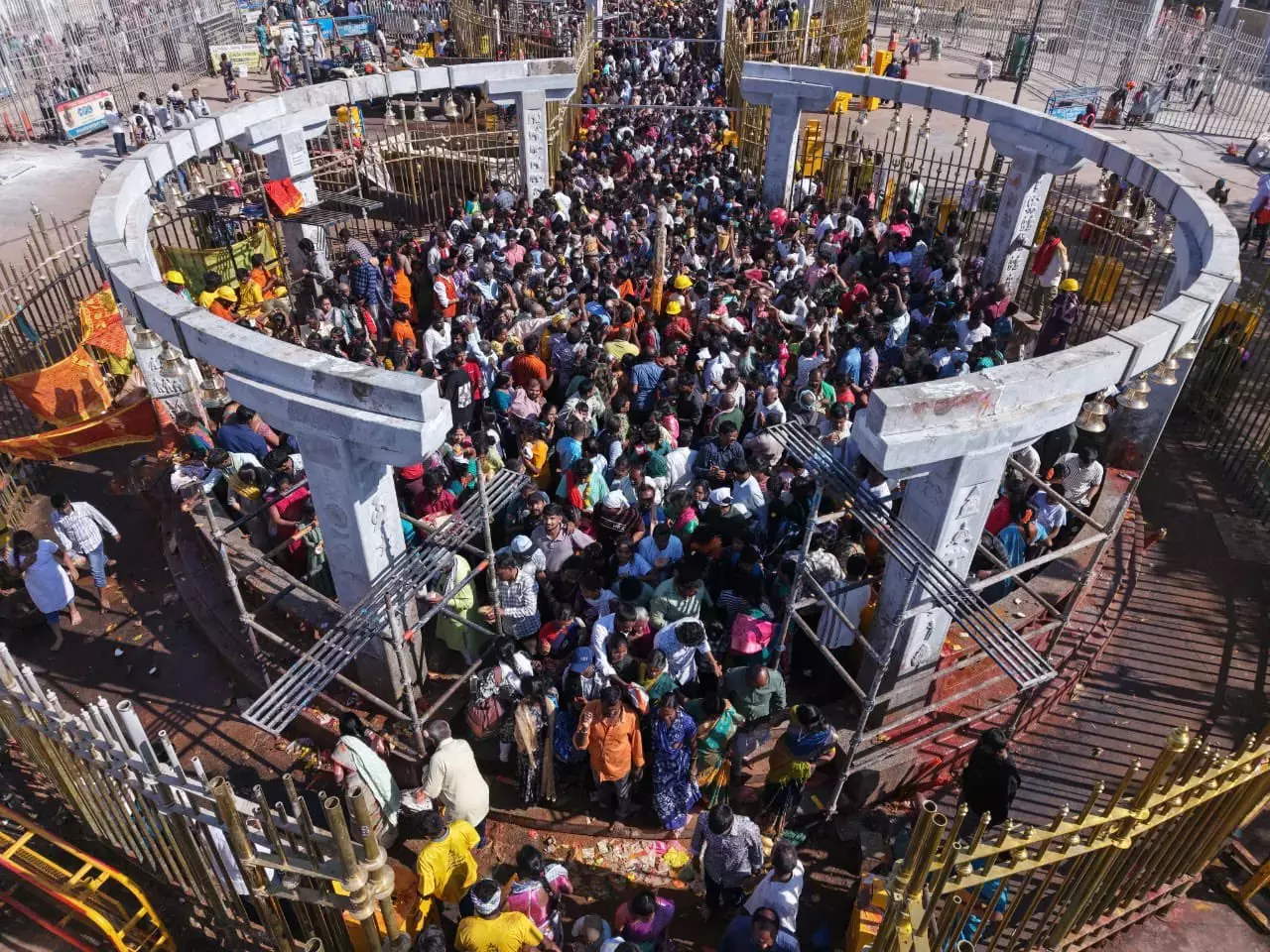 Telangana : महा जत्था से पहले मेदाराम में भक्तों की भीड़ Telangana : महा जत्था से पहले मेदाराम में भक्तों की भीड़