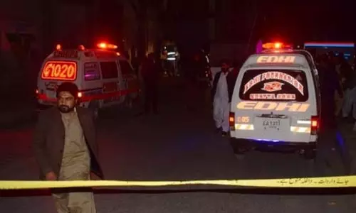 शॉपिंग मॉल में लगी आग को 13 घंटे से बुझाने की कोशिश जारी, छह की मौत