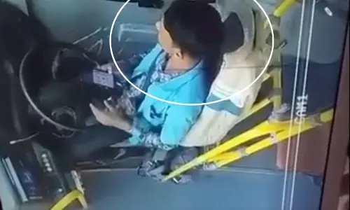 ड्राइवर को महिला ने जड़े दनादन थप्पड़, बुर्के वाली महिला ने मोबाइल फोन से भी किया हमला ड्राइवर को महिला ने जड़े दनादन थप्पड़, बुर्के वाली महिला ने मोबाइल फोन से भी किया हमला