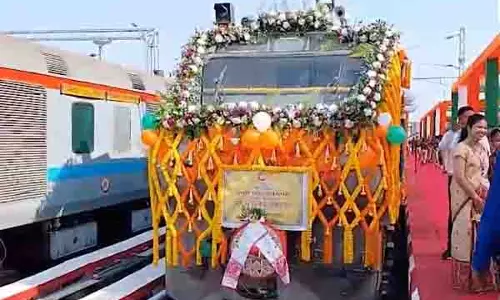 Assam: बिजली मंत्री ने डिब्रूगढ़ से अमृत भारत एक्सप्रेस की शुरुआत की सराहना की Assam: बिजली मंत्री ने डिब्रूगढ़ से अमृत भारत एक्सप्रेस की शुरुआत की सराहना की