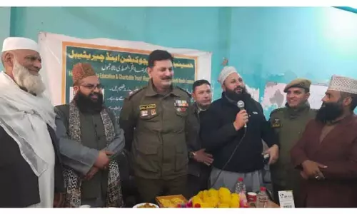 SP South ने मदरसा के छात्रों से बातचीत की SP South ने मदरसा के छात्रों से बातचीत की