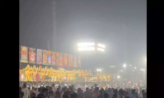 Andhra : पेन्नार नदी के किनारे यति पंडुगा ने हज़ारों लोगों को मंत्रमुग्ध कर दिया Andhra : पेन्नार नदी के किनारे यति पंडुगा ने हज़ारों लोगों को मंत्रमुग्ध कर दिया
