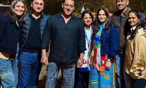 Salman और धोनी की तस्वीर में दिखी हंसी, सोशल मीडिया पर छाई