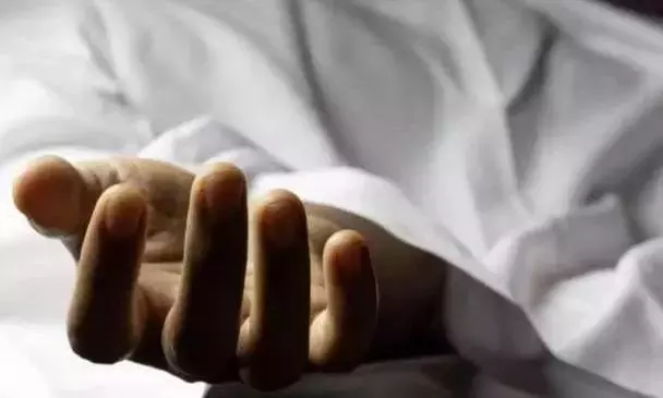 Police ने हाईवे पर हत्या के संदिग्धों की परेड कराई Police ने हाईवे पर हत्या के संदिग्धों की परेड कराई