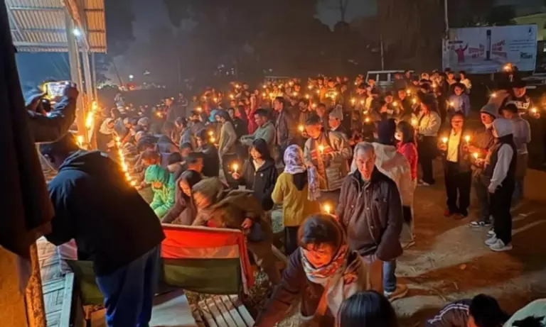 Manipur: कुकी-ज़ो गैंगरेप पीड़िता की मौत; मोमबत्ती जलाकर न्याय की मांग Manipur: कुकी-ज़ो गैंगरेप पीड़िता की मौत; मोमबत्ती जलाकर न्याय की मांग