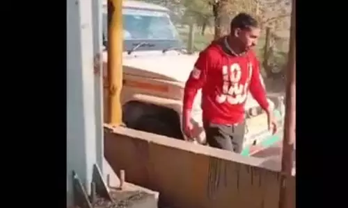 महिलाएं भड़कीं, ₹25 को लेकर बिगड़ी बात, टोल प्लाजा पर क्या हुआ? महिलाएं भड़कीं, ₹25 को लेकर बिगड़ी बात, टोल प्लाजा पर क्या हुआ?
