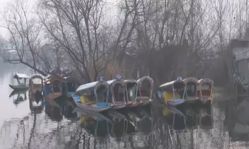 Kashmir में शीतलहर जारी, श्रीनगर में न्यूनतम तापमान -4.7°C