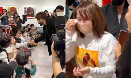 Tokyo इवेंट में अल्लू अर्जुन का फैन से खास इंटरेक्शन, फैन हुई भावुक Tokyo इवेंट में अल्लू अर्जुन का फैन से खास इंटरेक्शन, फैन हुई भावुक
