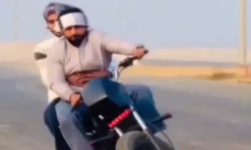 OMG! रील का जानलेवा शौक...युवक का वायरल वीडियो देख हर कोई हैरान OMG! रील का जानलेवा शौक...युवक का वायरल वीडियो देख हर कोई हैरान