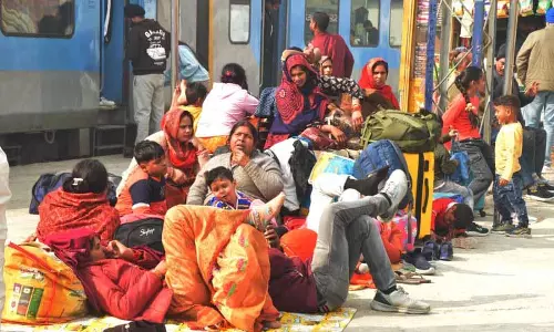Ludhiana: घने कोहरे के कारण रेलवे परिचालन प्रभावित, यात्री फंसे