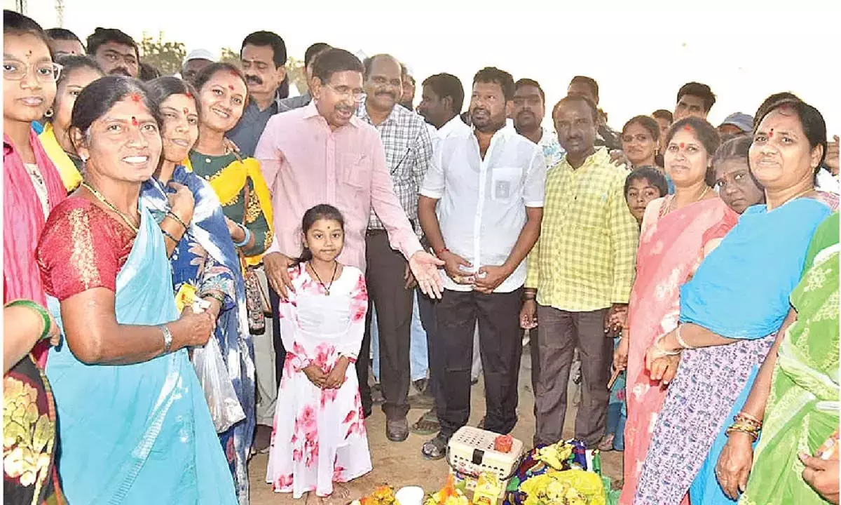 Andhra: पेन्ना नदी पर उमड़ा इंसानों का सैलाब Andhra: पेन्ना नदी पर उमड़ा इंसानों का सैलाब