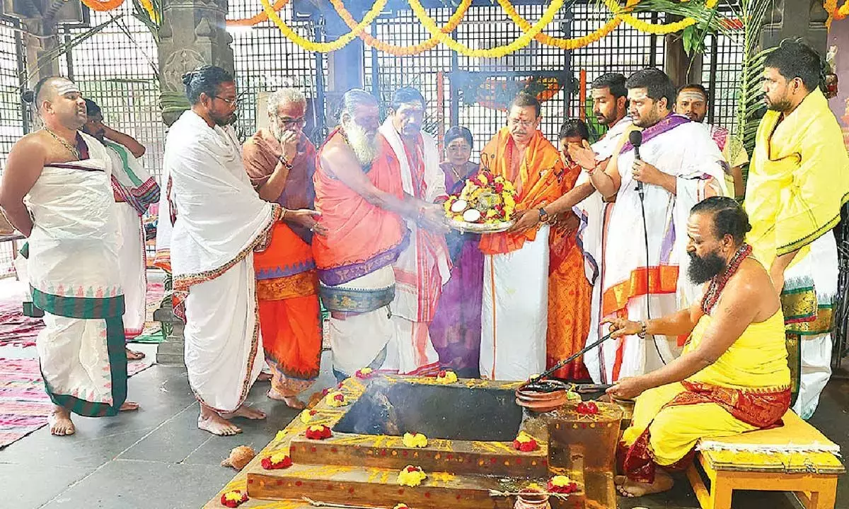 Andhra: श्रीशैलम मंदिर में हुई पूर्णाहुति Andhra: श्रीशैलम मंदिर में हुई पूर्णाहुति