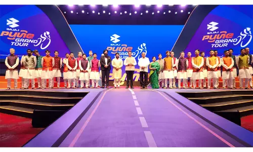 CM फडणवीस ने पुणे ग्रांड टूर 2026 का उद्घाटन किया और वैश्विक साइकिल चालकों का किया स्वागत CM फडणवीस ने पुणे ग्रांड टूर 2026 का उद्घाटन किया और वैश्विक साइकिल चालकों का किया स्वागत