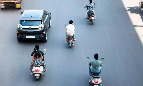जागरूकता अभियानों के बावजूद Hyderabad में हेलमेट उल्लंघन में वृद्धि जागरूकता अभियानों के बावजूद Hyderabad में हेलमेट उल्लंघन में वृद्धि
