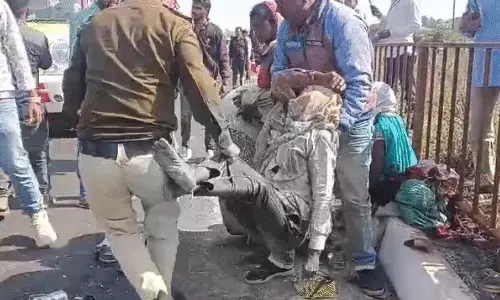 BREAKING: तेज रफ्तार कार ने मजदूरों को कुचला, दो महिलाओं की मौत दर्जनों घायल