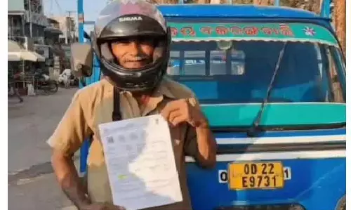 अजीब जुर्माना: Auto चलाने पर कटा हेलमेट न पहनने का चालान