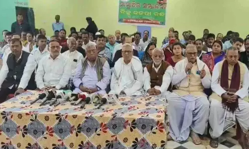 BJD विधायक महापात्रा का निलंबन, केंद्रपाड़ा में विरोध का असर BJD विधायक महापात्रा का निलंबन, केंद्रपाड़ा में विरोध का असर