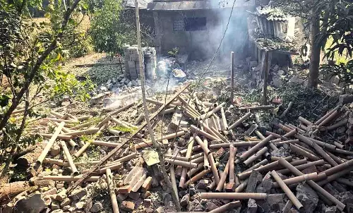 Odisha के कटक में अवैध पटाखा बनाने के दौरान हुए धमाके में 1 व्यक्ति की मौत Odisha के कटक में अवैध पटाखा बनाने के दौरान हुए धमाके में 1 व्यक्ति की मौत