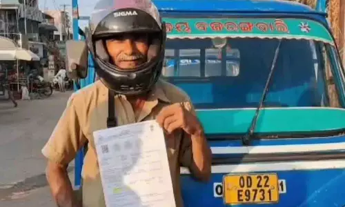 ऑटो-रिक्शा में हेलमेट न पहनने पर जुर्मान, गलत चालान से ड्राइवर परेशान ऑटो-रिक्शा में हेलमेट न पहनने पर जुर्मान, गलत चालान से ड्राइवर परेशान