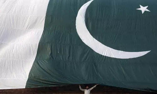 Pakistan: कराची के गुल प्लाजा मॉल में भीषण आग लगने से तीन लोगों की मौत Pakistan: कराची के गुल प्लाजा मॉल में भीषण आग लगने से तीन लोगों की मौत