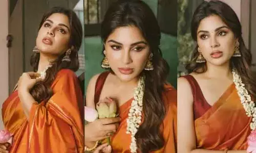 Sanyuktha Menon का देसी अवतार: नारंगी साड़ी और मॉडर्न टच ने जीता फैंस का दिल Sanyuktha Menon का देसी अवतार: नारंगी साड़ी और मॉडर्न टच ने जीता फैंस का दिल