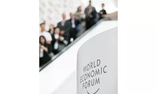 दावोस बैठक से पहले WEF निदेशक बोले, ट्रंप के निमंत्रण रद्द होने का सवाल बेकार