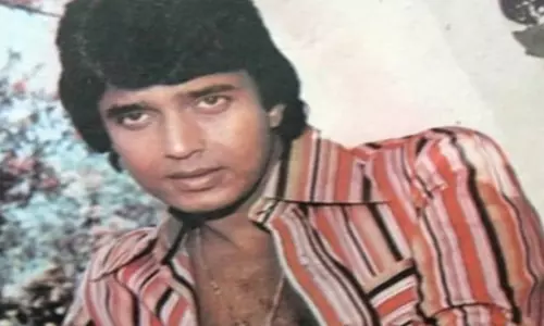 जब तुर्की से आई फैन ने मिथुन के सामने रखी शादी की डिमांड, अभिनेता ने रिंग पहनाकर छुड़ाया पीछा जब तुर्की से आई फैन ने मिथुन के सामने रखी शादी की डिमांड, अभिनेता ने रिंग पहनाकर छुड़ाया पीछा