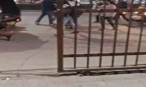 पचपेड़ी नाका में ऑटो चालकों की मनमानी, सवारी को लेकर विवाद के बाद यात्री से मारपीट पचपेड़ी नाका में ऑटो चालकों की मनमानी, सवारी को लेकर विवाद के बाद यात्री से मारपीट