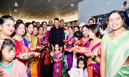 Fadnavis का ज्यूरिख हवाई अड्डे पर भव्य स्वागत Fadnavis का ज्यूरिख हवाई अड्डे पर भव्य स्वागत
