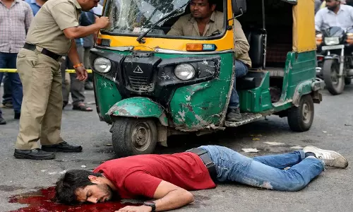 रायपुर में ऑटो चालक की लापरवाही से युवक की मौत रायपुर में ऑटो चालक की लापरवाही से युवक की मौत