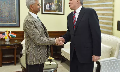 विदेश मंत्री Jaishankar ने अमेरिकी सीनेटर स्टीव डेन्स से की मुलाकात