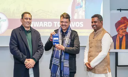 Fadnavis ने दावोस में मैग्नेटिक महाराष्ट्र बैज स्वीकार किया