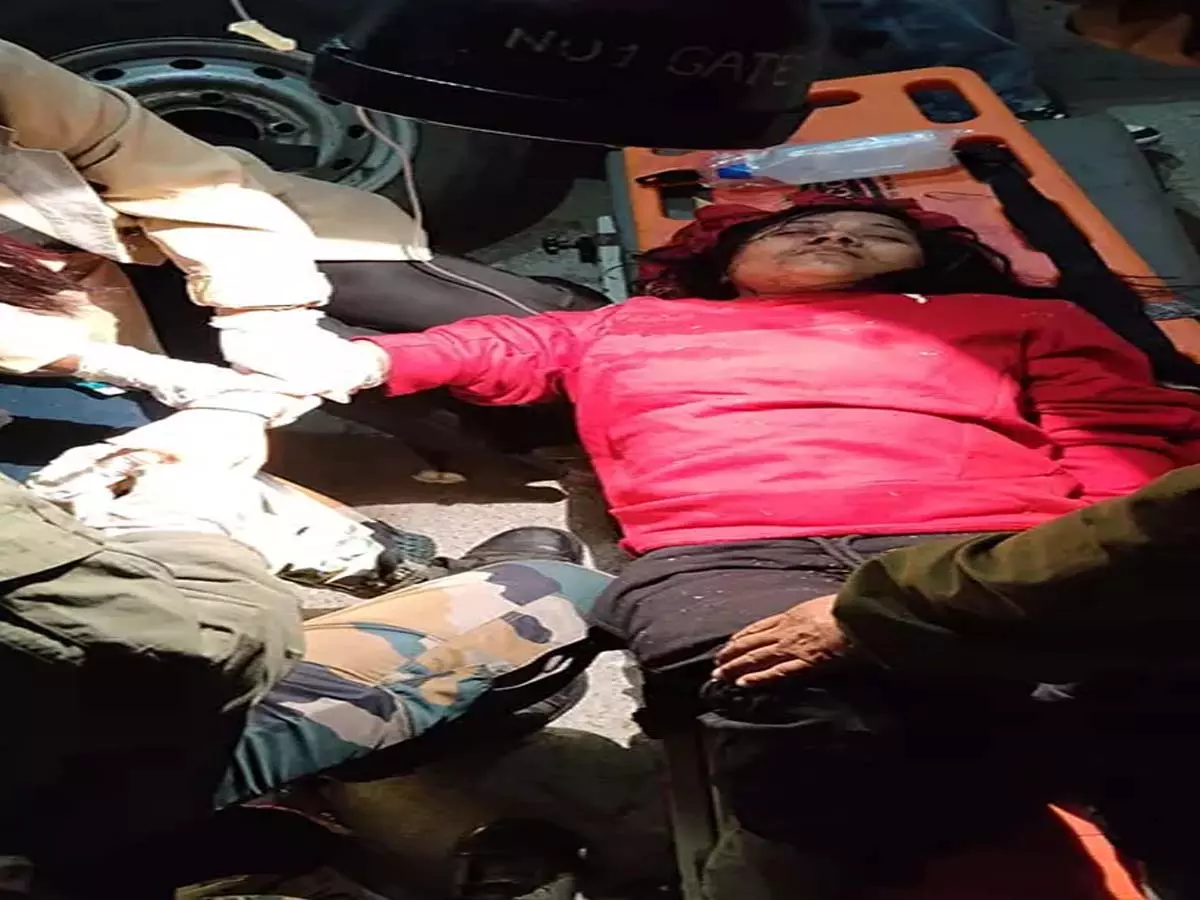EMT, पायलट ने गंभीर रूप से घायलों को इमरजेंसी प्री-हॉस्पिटल केयर दी EMT, पायलट ने गंभीर रूप से घायलों को इमरजेंसी प्री-हॉस्पिटल केयर दी