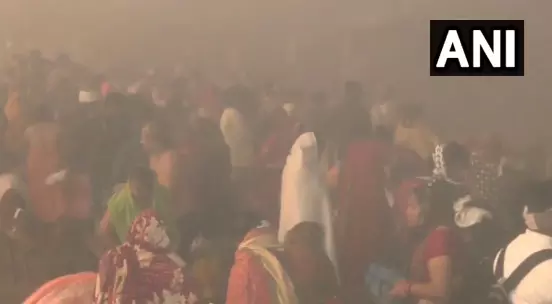 कोहरे और ठंड के बीच श्रद्धालुओं ने मौनी अमावस्या पर सरयू नदी में पवित्र डुबकी लगाई कोहरे और ठंड के बीच श्रद्धालुओं ने मौनी अमावस्या पर सरयू नदी में पवित्र डुबकी लगाई