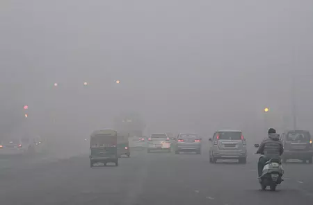 दिल्ली पर ठंड-कोहरे का डबल अटैक, AQI गंभीर स्तर पर दिल्ली पर ठंड-कोहरे का डबल अटैक, AQI गंभीर स्तर पर