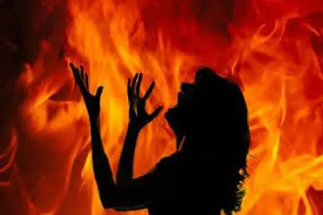 Bengaluru: पति से झगड़े के बाद विवाहिता ने बेटी के साथ कर ली आत्महत्या Bengaluru: पति से झगड़े के बाद विवाहिता ने बेटी के साथ कर ली आत्महत्या