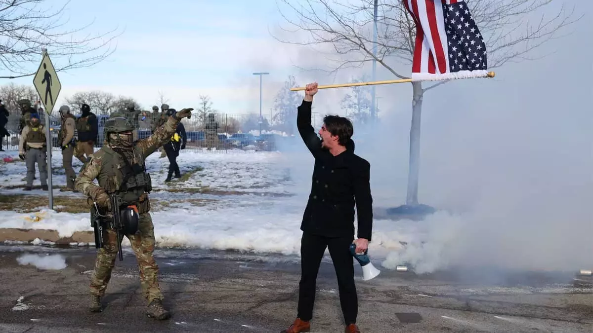Minneapolis: इमिग्रेशन कार्रवाई में ICE के समर्थक और विरोधी प्रदर्शनकारी आमने-सामने Minneapolis: इमिग्रेशन कार्रवाई में ICE के समर्थक और विरोधी प्रदर्शनकारी आमने-सामने