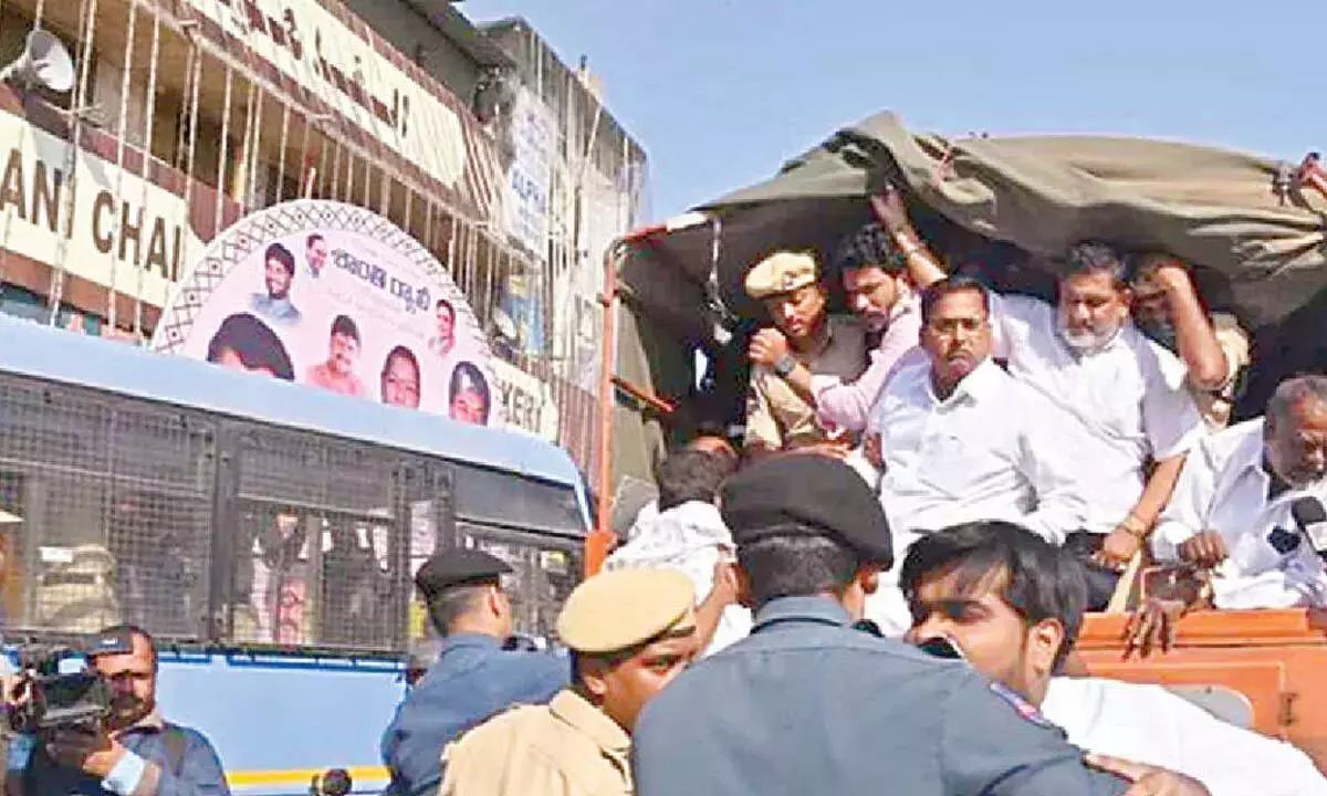 पुलिस ने BRS के विरोध प्रदर्शन को नाकाम कर दिया पुलिस ने BRS के विरोध प्रदर्शन को नाकाम कर दिया
